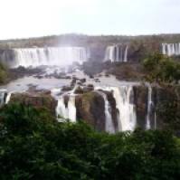 Trilha de mais de um quilômetro é um convite para admirar as belezas das Cataratas do Iguaçu. Foto: Laura Ataídes.